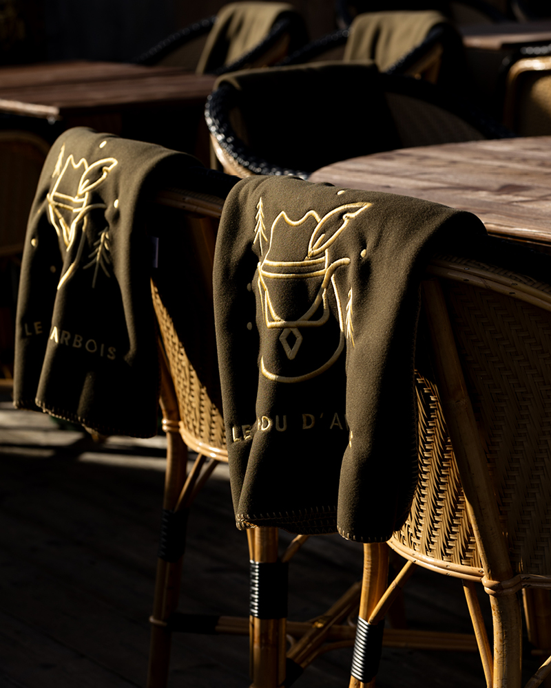 Le hibou d'arbois Megève - café - bar -restaurant à megève - pistes de ski - petits-déjeuners - terrasse ensoleillée face à la montagne - spécialités savoyardes - salle privatisable